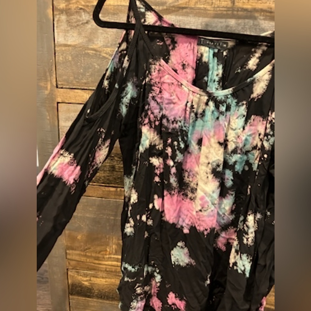 T Party Black Pink Blue Tye-Dye Cold Shoulder Top Size M beautiful colors